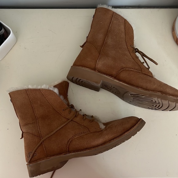 UGG lace up boot - Picture 2 of 5